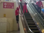 Video: Olympionik premenil jazdu na eskalátore na ohromnú zábavu. Sledujte, čo urobil!