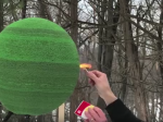 Video: Muž takmer rok lepil 42 000 zápaliek do tvaru gule. Potom ich zapálil