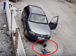 Video: Strýko prešiel malého synovca autom. Namiesto tragédie však uvidíte zázrak!