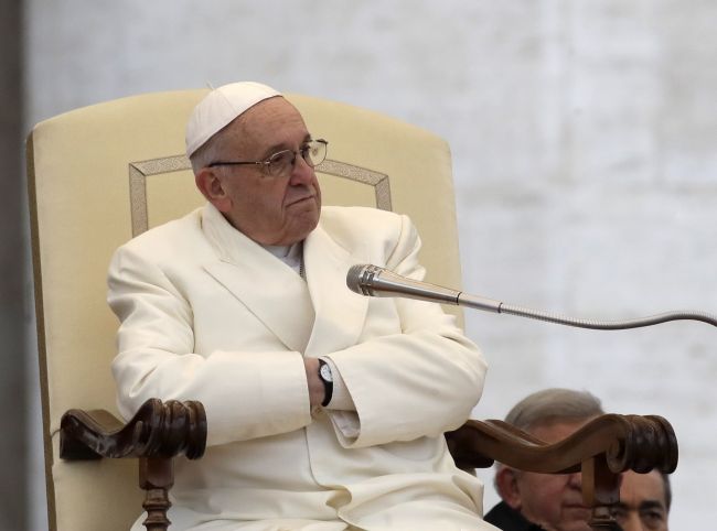 Pápež František ustúpil a súhlasil s rezignáciou nigérijského biskupa