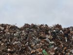 Obrovská hromada odpadu v Mozambiku zavalila domy, 17 ľudí zahynulo