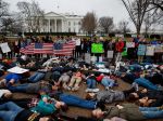 Tínedžeri protestujú na chodníku pred Bielym domom, žiadajú kontrolu zbraní