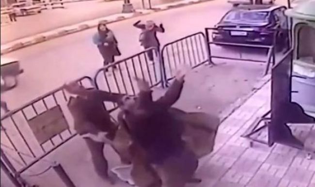 Video: Traja policajti zachytili dieťa padajúce z tretieho poschodia