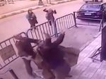 Video: Traja policajti zachytili dieťa padajúce z tretieho poschodia