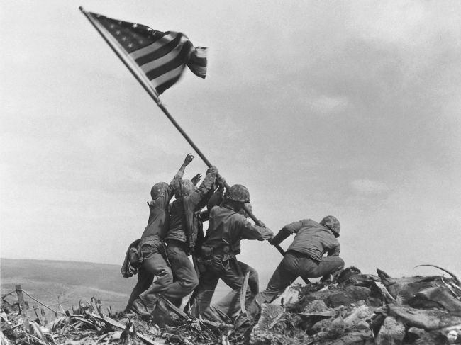 Na ikonickej americkej fotografii je Slovák, stredoškolákom o ňom premietli film