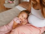 Nová štúdia šokuje: Ženy, ktoré majú deti po 35-tke, môžu nevedomky škodiť svojej dcére