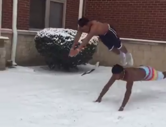 Video: Dvaja borci predviedli plávanie v snehu
