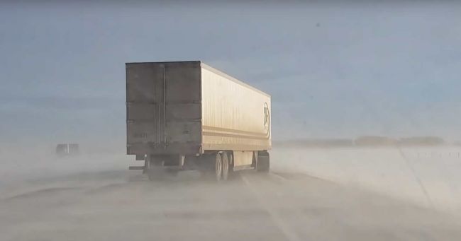 Video: Zamrznutá vozovka odstavila desiatky áut, obrovský problém mal aj kamión