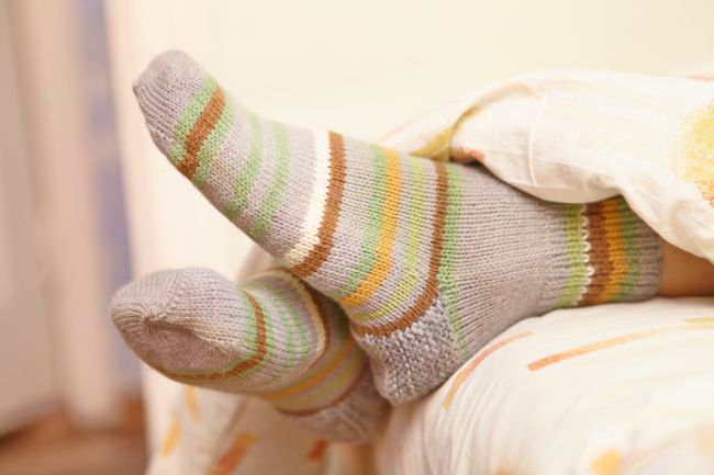 Skutočne je pre nás dobré spávať v ponožkách?