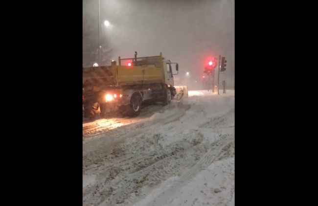 Video: Na tomto mieste napadlo toľko snehu, že sa s ním nevedeli vysporiadať ani cestári