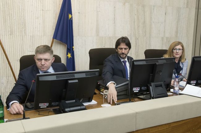 Stredajšie rokovanie vlády začalo, prítomných je osem ministrov a premiér