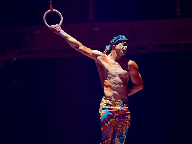 Video: Pri nebezpečnom predstavení prišiel o život známy akrobat