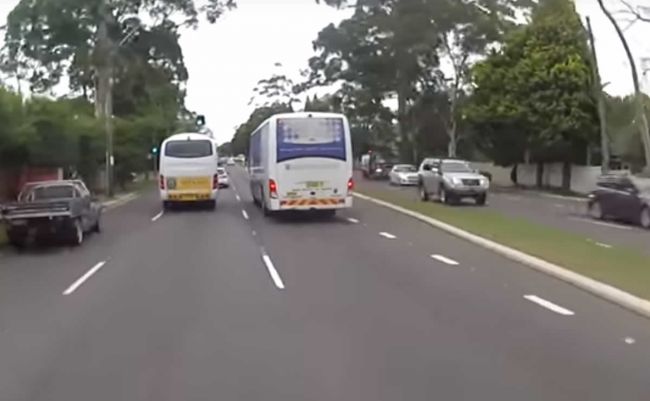 Video: Títo dvaja autobusári zastavili premávku z bizarného dôvodu