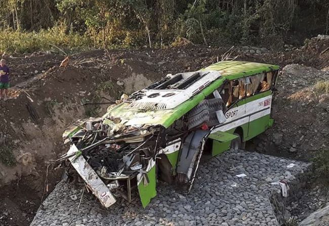 Autobus spadol do rokliny, zahynulo 19 ľudí