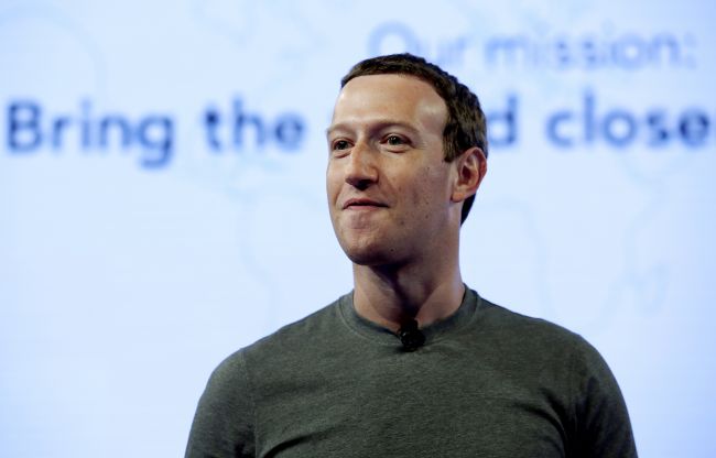 Zuckerberg prelomil mlčanie - pripustil, že Facebook "pochybil"