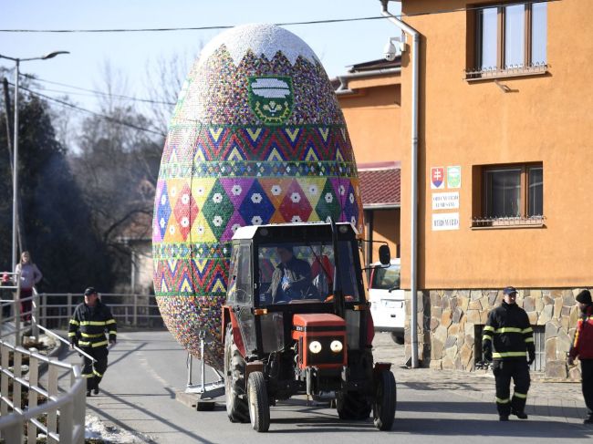 V Lemešanoch nainštalovali nadrozmernú veľkonočnú kraslicu