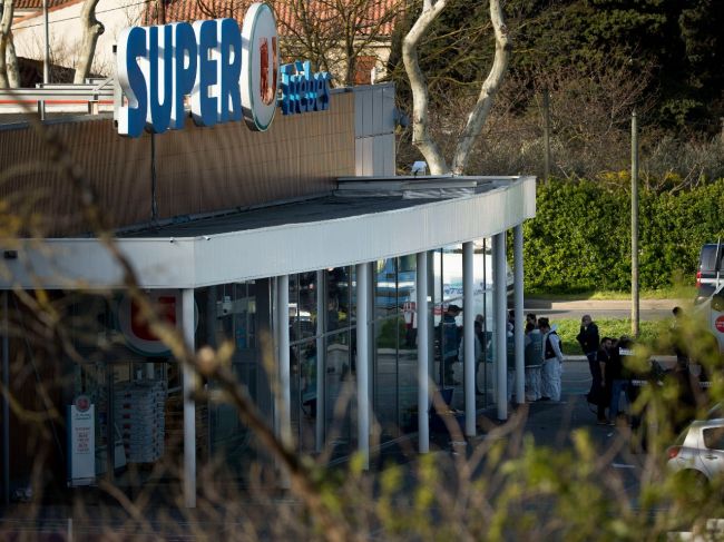 Francúzska polícia našla tri výbušné zariadenia v supermarkete v Trebes