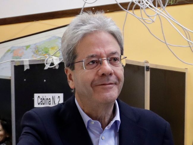 Taliansky premiér Gentiloni po zvolení parlamentných predsedov rezignoval