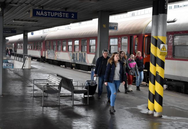 Záujem o spoje pred Veľkou nocou stúpa, niektoré vlaky sú už obsadené