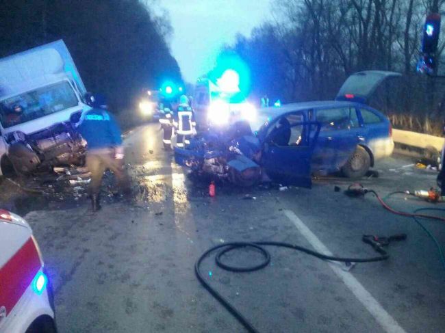 Pri Námestove sa zrazila dodávka s osobným autom