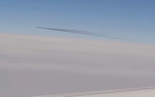 Video: Posádku lietadla vyľakal tento zjav. Z oblakov sa začalo vynárať niečo obrovské