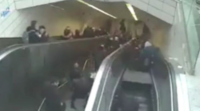 Video: Muž sa prepadol medzi pohyblivými schodmi.Zábery z kamery odhaľujú, ako sa to stalo