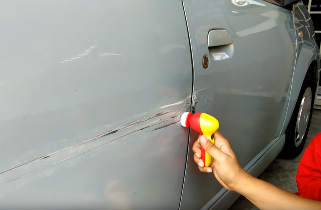 Video: Takto dokážete opraviť preliačinu a hlboké škrabance na aute