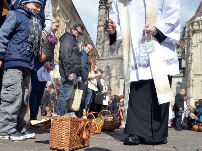 Katolíci počas dňa spomínajú na mŕtveho Krista, večer slávia Veľkonočnú vigíliu