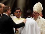 Pápež František počas veľkonočnej vigílie pokrstil migranta z Nigérie