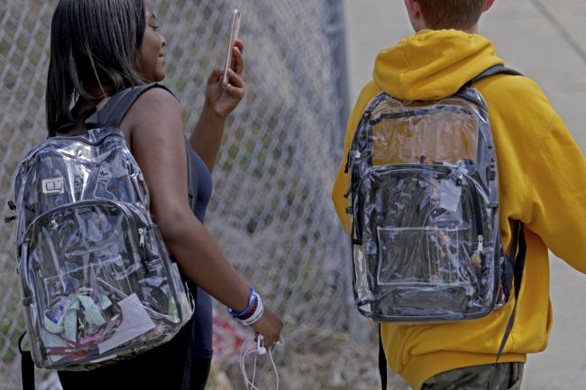 Žiaci nastúpili do školy vo floridskom Parklande s priesvitnými ruksakmi
