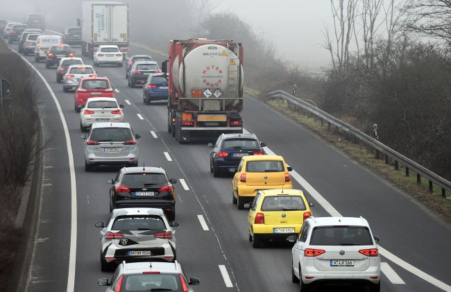 Na cestách panuje zhustená premávka, v týchto úsekoch počítajte so zdržaním