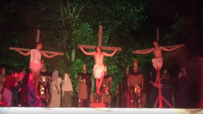 Video: Dráma počas veľkonočného vystúpenia – divák sa snažil zachrániť Ježiša