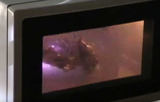 Video: Čo sa stane, keď v mikrovlnke zohrejete alobal?