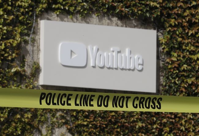 Ženu, ktorá strieľala v komplexe YouTube, ešte v ten deň vypočúvala polícia