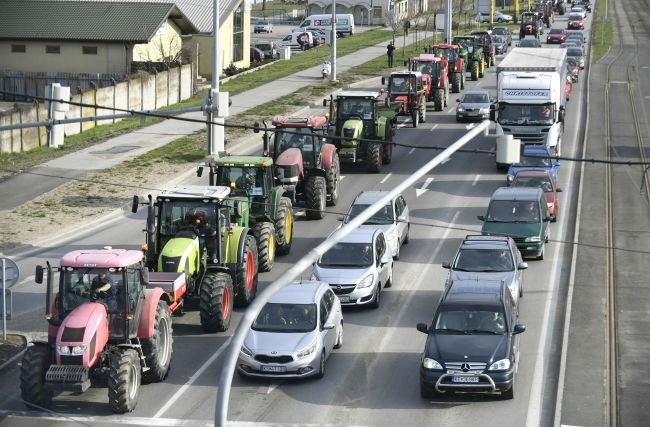 K protestu Za slušné Slovensko sa pridali farmári s traktormi