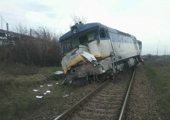 Pri zrážke nákladného vlaku s kamiónom prišiel o život jeden muž