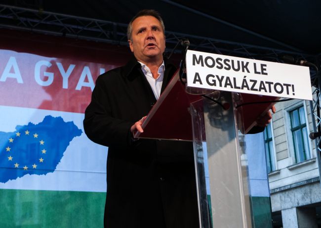Vedenie socialistov po zdrvujúcej porážke vo voľbách v Maďarsku ponúklo rezignáciu