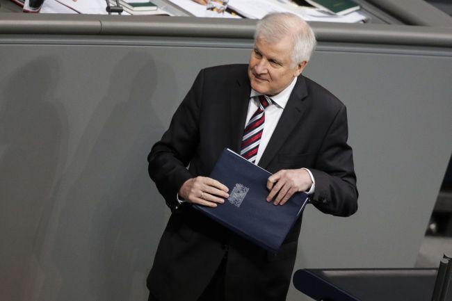 Nemecko: Konzervatívny minister vnútra Seehofer uvítal Orbánovo víťazstvo