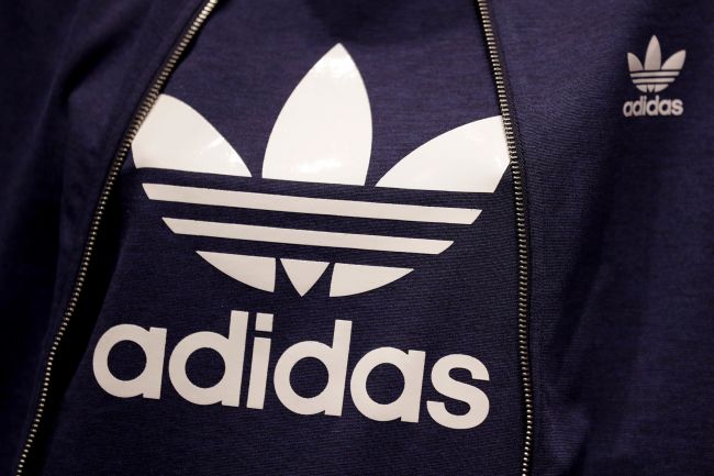 Adidas zatvára kamenné obchody, pozornosť presúva na internet