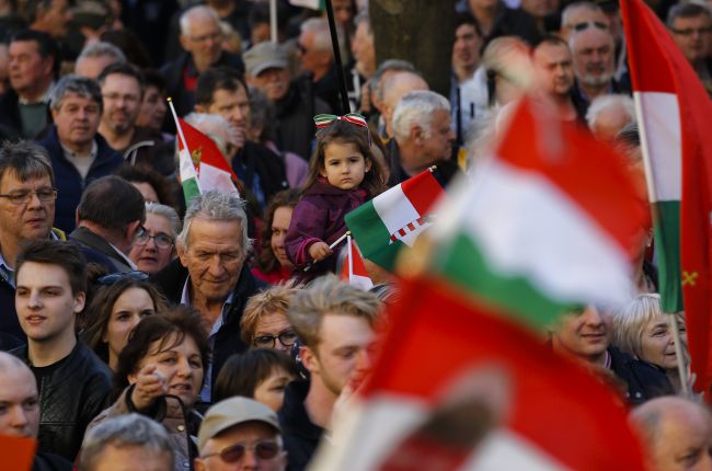 V sobotu budú desaťtisíce protestujúcich Maďarov žiadať zmenu volebného zákona