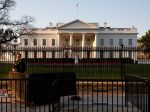 Trump hovoril s Mayovou a Macronom po útokoch v Sýrii