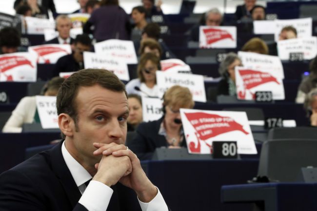 Macron rázne bránil v Európskom parlamente rozhodnutie o útokoch na Sýriu