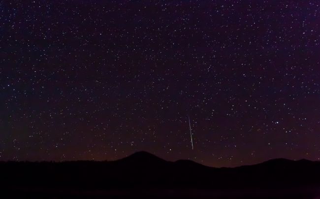 Tento týždeň našu oblohu rozžiari aktívny meteorický roj. V ktorú noc vyvrcholí?