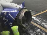 Video: Zomrela žena, ktorú po výbuchu motora takmer vytiahlo von z lietadla
