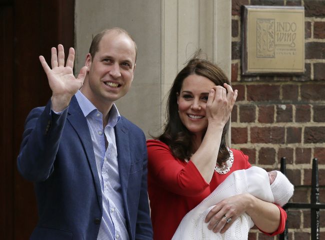 FOTO: Británia má nového člena kráľovskej rodiny, vojvodkyňa Kate porodila