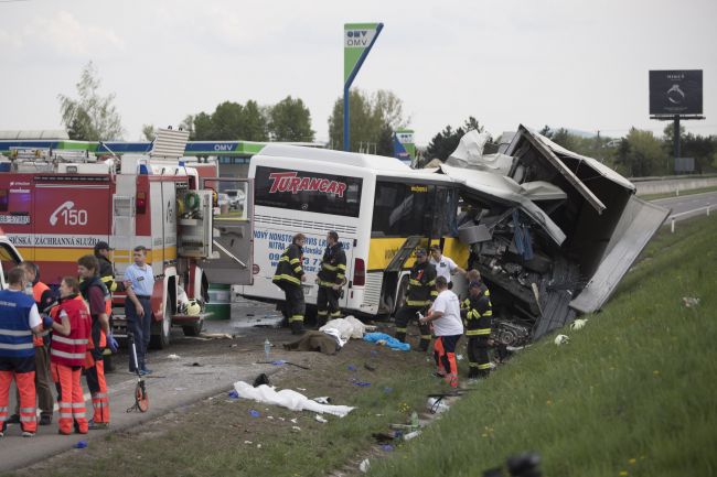 Tragická nehoda autobusu si vyžiadala dvoch mŕtvych