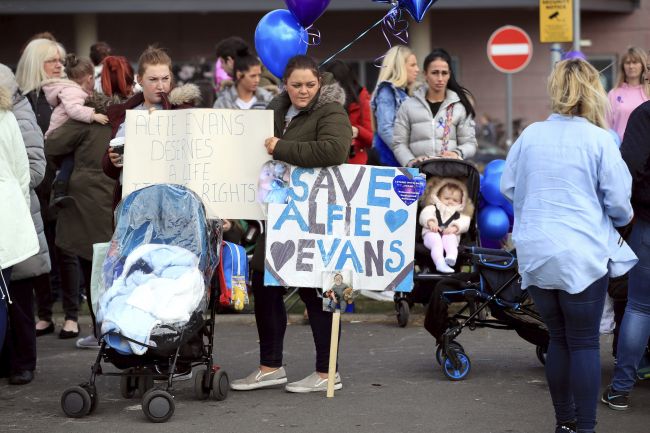 Taliansko udelilo občianstvo chorému batoľaťu Alfiemu Evansovi z Británie