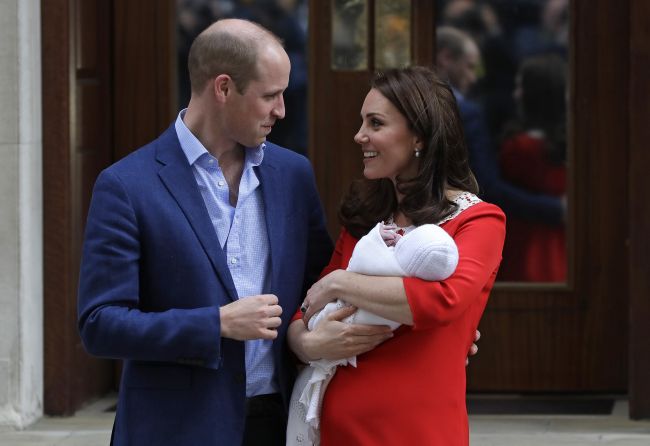 Princ William odviezol manželku Kate a novorodeného syna domov