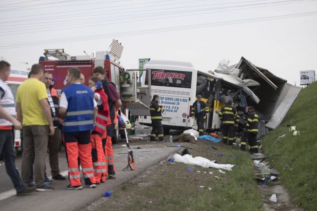 Po pondelkovej nehode autobusu a kamióna zostáva v nemocniciach päť zranených