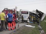 Po pondelkovej nehode autobusu a kamióna zostáva v nemocniciach päť zranených